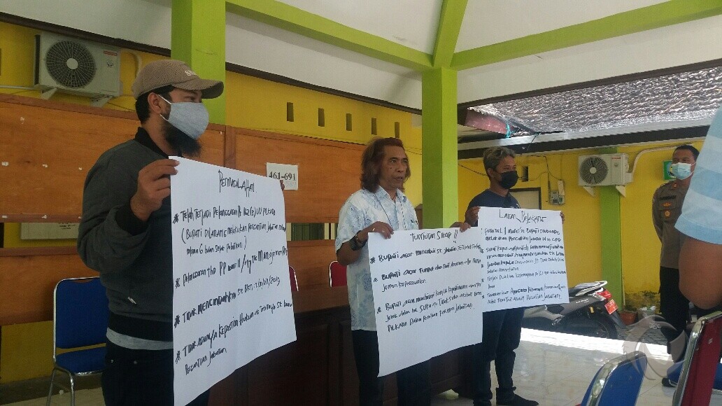 Warga Demo Kantor Kelurahan Patokan Situbondo, Tuntut Cabut SK Plt Lurah Baru