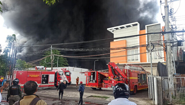 Asap Pekat Membubung, Diduga Satu Pabrik di Tandes Surabaya Terbakar