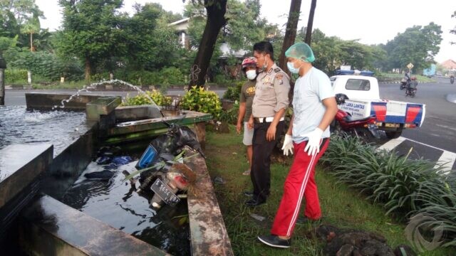 Warga Jombang Ditemukan Mengapung di Kolam Air Mancur Tanggulangin Sidoarjo, Diduga Kecelakaan