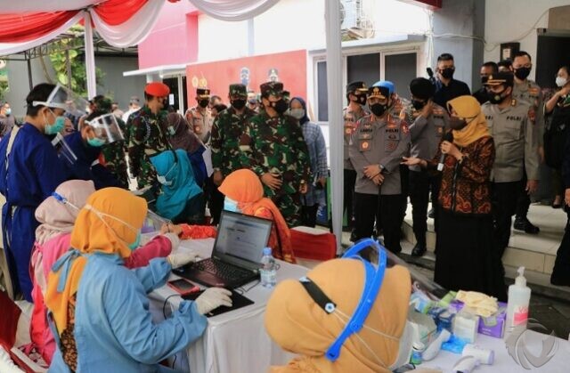 Panglima TNI di Surabaya: Prajurit TNI/Polri Akan Diterjunkan Bantu Percepatan Vaksinasi Nasional