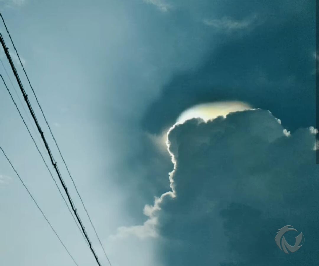 Fenomena unik awan pelangi di langit Blitar.