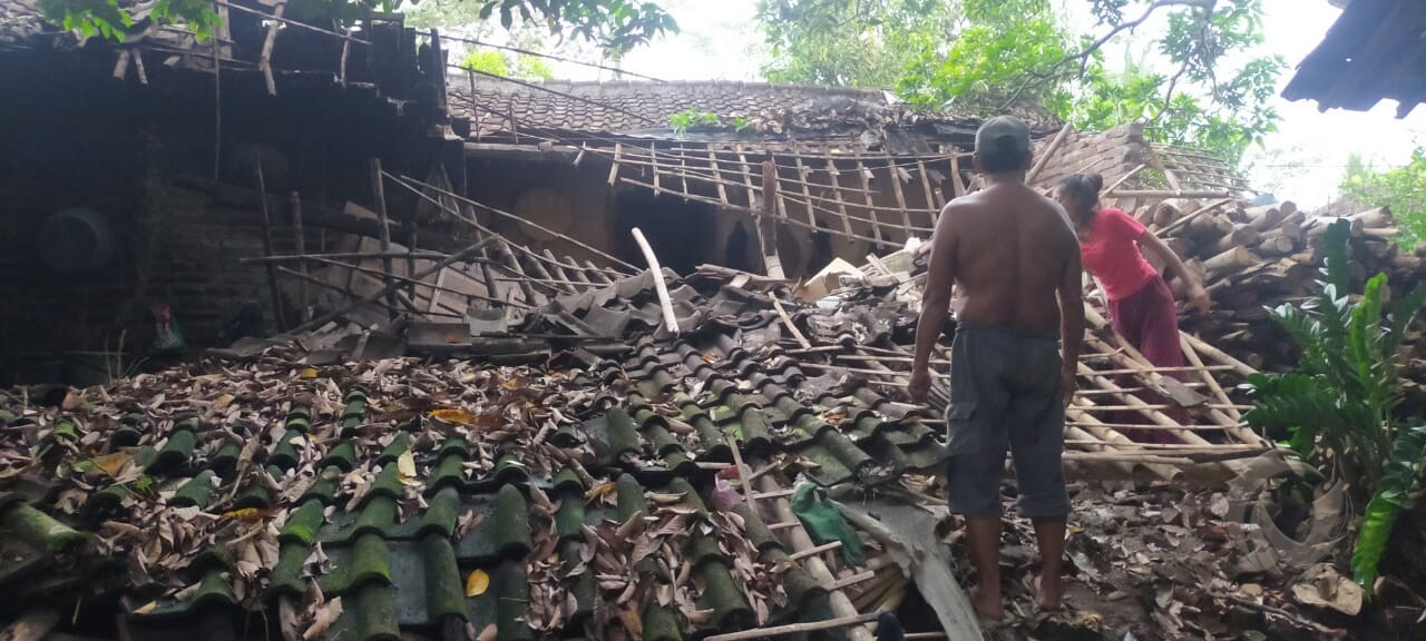 Rumah warga yang mengalami kerusakan akibat gempa Malang di Blitar.