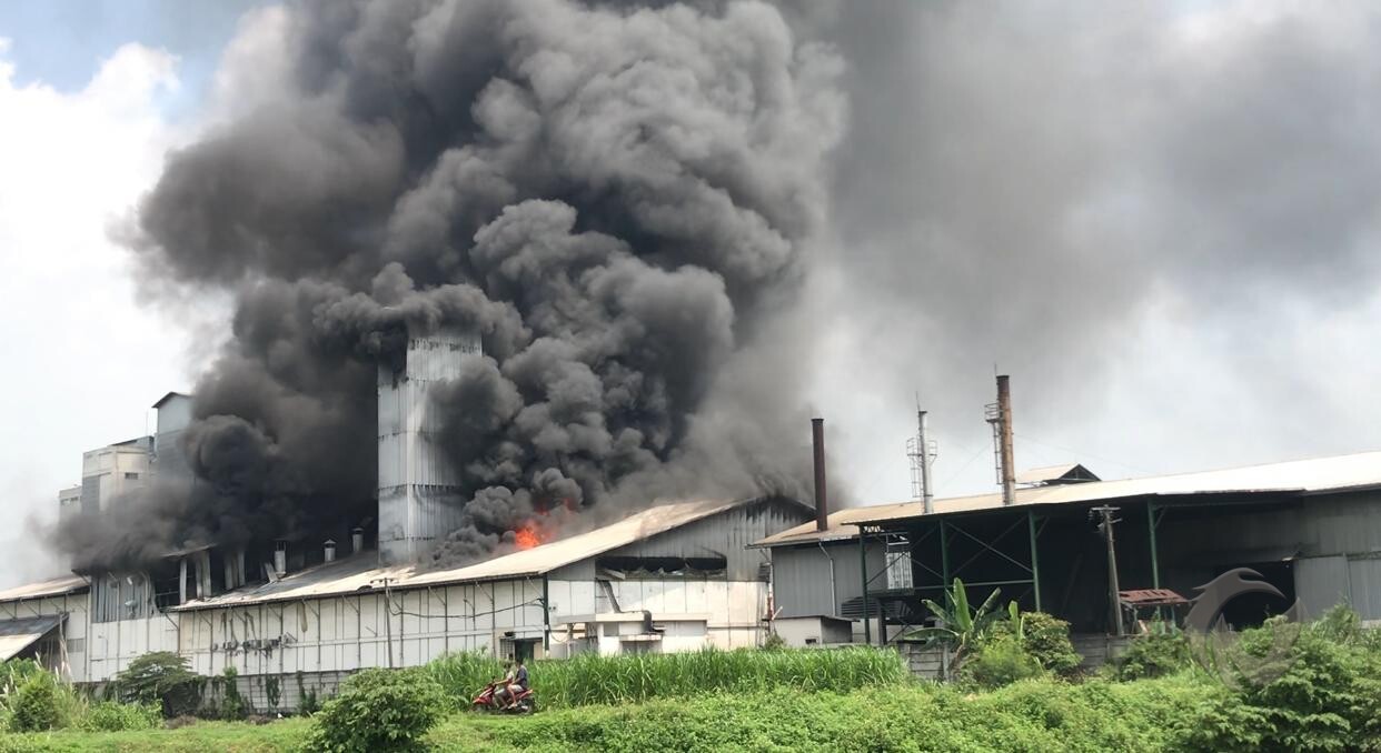 Pabrik milik PT Agrofood Makmur Mandiri, Desa Ngerame, Kecamatan Mojosari, Kabupaten Mojokerto, terbakar pada Kamis (15/03/2021).