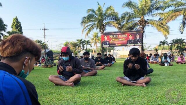 Terciduk Balap Liar, 72 Pemotor Blitar Disanksi Ngaji di Lapangan Mapolres