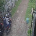 Dua Pria Bertopi Gasak Motor di Kenjeran Surabaya Terekam CCTV