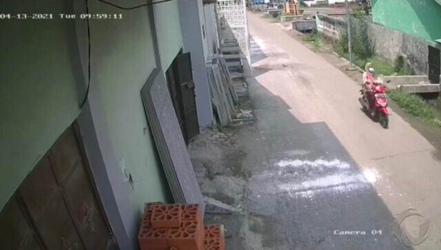 Terekam CCTV, Ibu-ibu Gendong Bocah di Mojokerto Curi Motor
