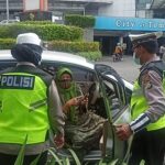 Teriak ‘Bikin Macet Saja’ kepada Polisi, Ibu Guru di Surabaya Ini Pun Ditegur