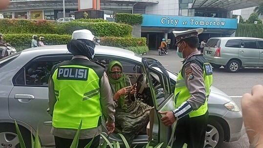 Teriak ‘Bikin Macet Saja’ kepada Polisi, Ibu Guru di Surabaya Ini Pun Ditegur
