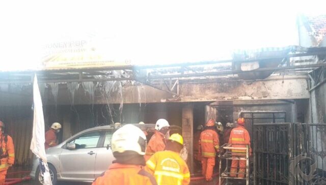 Diduga Alami Korsleting, Rumah-Kafe dan Mobil di Surabaya Terbakar
