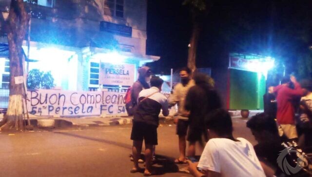 Belasan Pemuda Bikin Ribut Depan Mes Persela