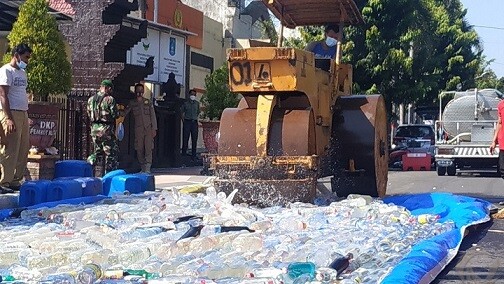 Polres Blitar Kota Musnahkan 2.274 Botol Miras Sitaan