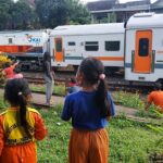 Ngabuburit Ala Anak-anak di Blitar, Melihat Lalu-lalang KA di Stasiun Kesamben