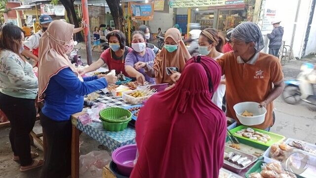 Ramadan Tiba, Rezeki bagi Pedagang Dadakan Buka Puasa di Surabaya