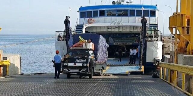 Viral, Video Oknum Polisi Diduga Jadi Calo Tiket di Pelabuhan Jangkar Situbondo