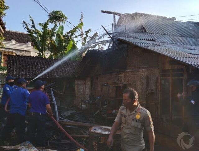 Lupa Matikan Tungku, Bangunan Dapur Nenek di Jember Ini Ludes Terbakar