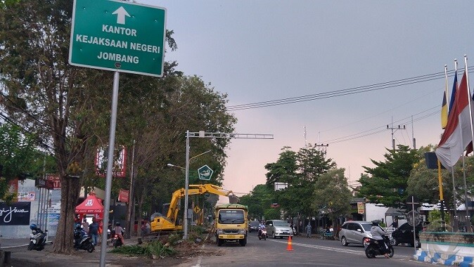 Pengerjaan Pedestrian di Jalan Wahid Hasyim Jombang Dimulai, Taman Bunga Dibongkar