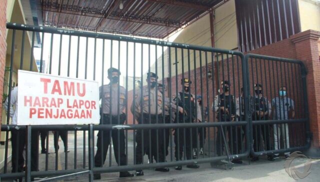Pasukan Bersenjata Laras Panjang Siaga di Pintu Masuk Mapolresta Mojokerto