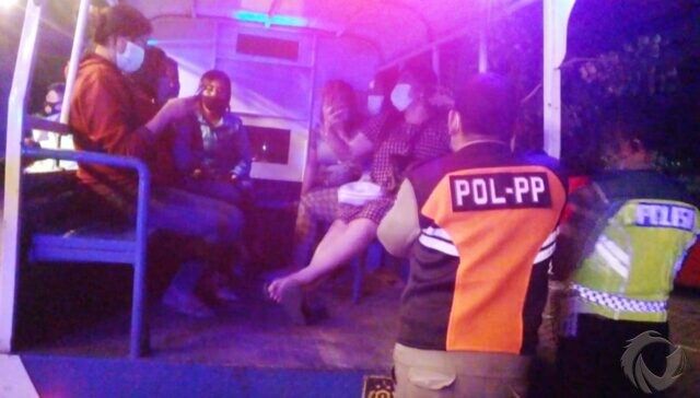 Pura-pura Pingsan Saat Razia, Pengunjung Tempat Karaoke di Sidoarjo Kabur