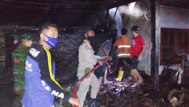Lupa Matikan Tungku, Rumah Kayu di Situbondo Terbakar