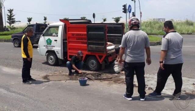 Jalan Berlubang di Tambaksumur Sidoarjo yang Renggut Nyawa Akhirnya Ditambal