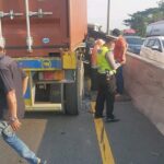 Trailer Oleng di Tol Sidoarjo, Gencet Toyota Kijang hingga Ringsek Berat