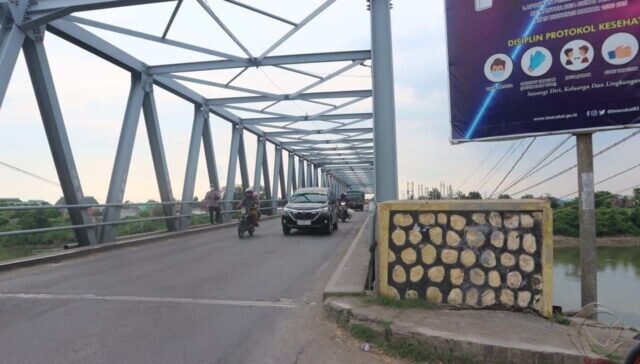 Kendaraan Muatan Berat Mulai Dilarang Lewati Jembatan Ploso Lama