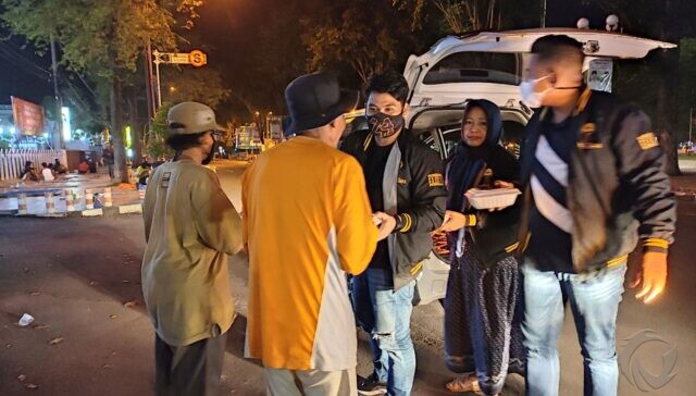 Sahur On the Road, HIPMI Jember Bagi-bagi Makanan di Jalanan