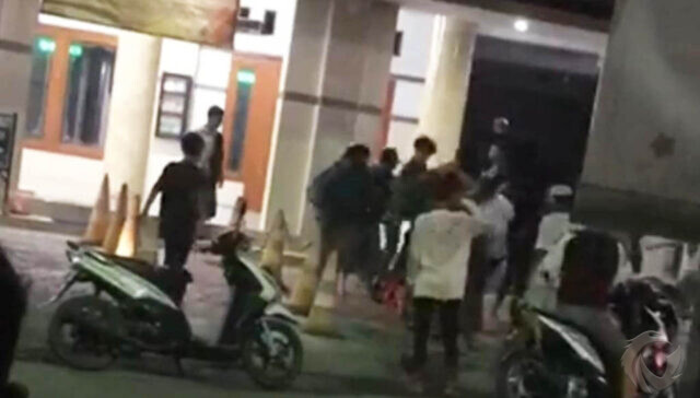 Viral di Medsos, Dua Kelompok Remaja Tawuran di Depan Masjid Asembagus Situbondo