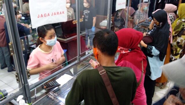 Jelang Lebaran, Toko Emas di Jombang Diserbu Pelanggan