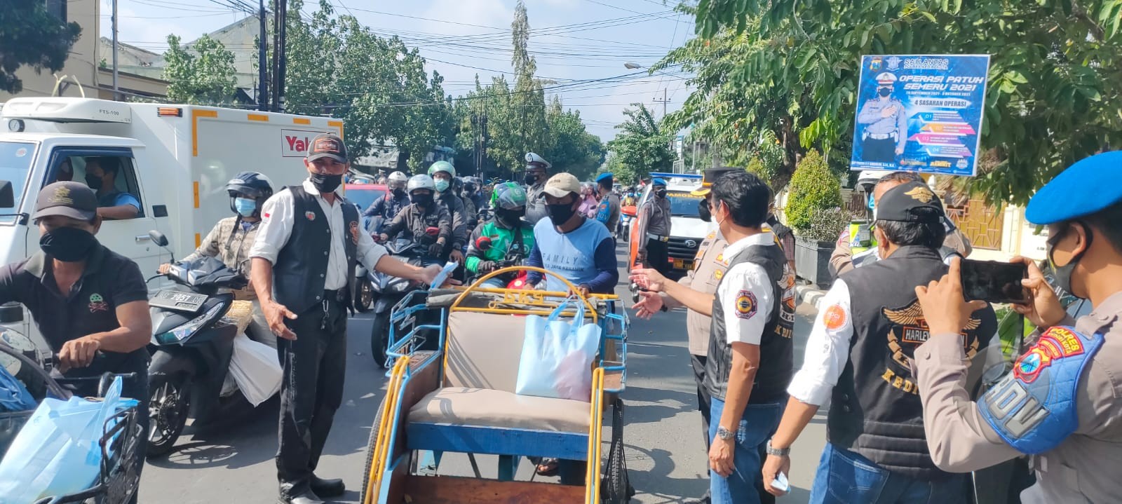 HDCI Kediri Raya Bagi Sembako ke Masyarakat Terdampak Covid-19