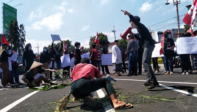Tolak Tambang, Puluhan Mahasiswa Unjuk Rasa di Bundaran DPRD Jember