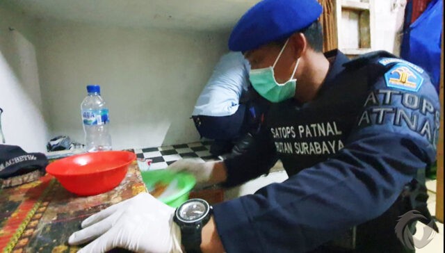 Sisir Kamar Warga Binaan Kasus Narkotika di Surabaya, Petugas Temukan Sajam Hingga Gergaji