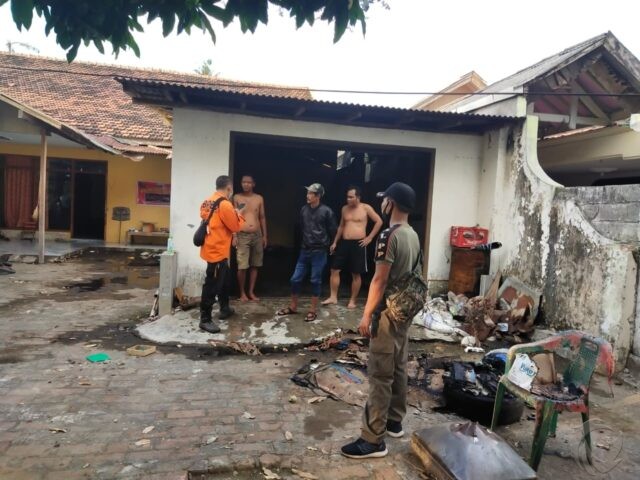 Diduga Korsleting Listrik, Rumah Warga di Situbondo Terbakar