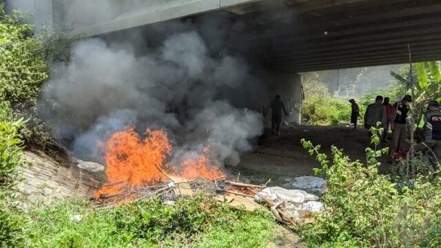 Berbau Busuk, Sampah Pemulung di Kolong Jembatan Brawijaya Kediri Dibakar Satpol PP