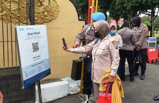 Masuk Polres Lumajang Wajib Scan QR Barcode PeduliLindungi