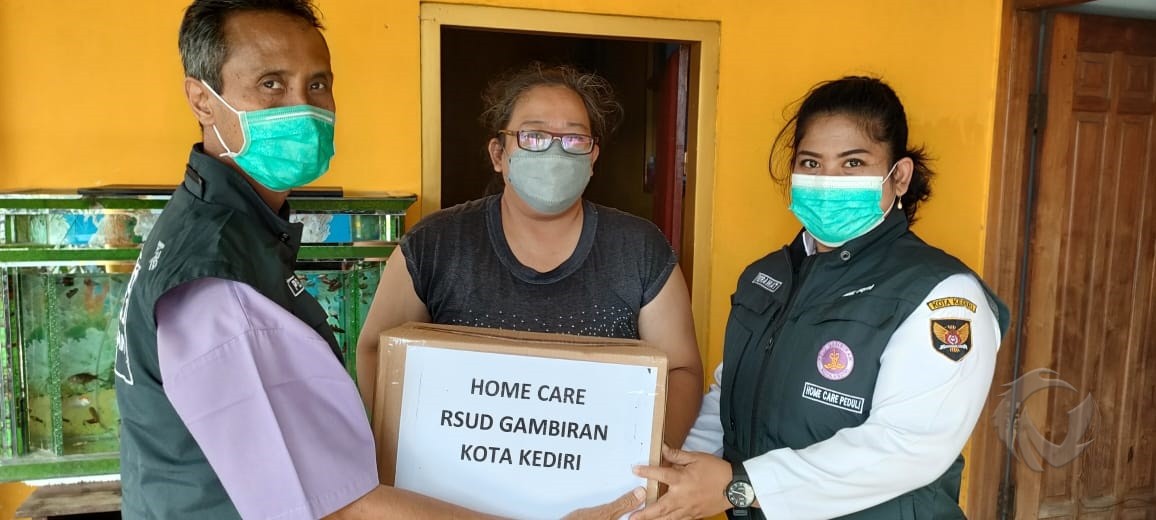 Tim Home Care RSUD Gambiran Bantu Remaja Penderita Kanker Tulang Kaki di Kediri