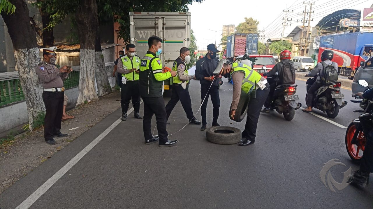 Tabrak Ban Penanda Truk Mogok, Pengendara Asal Sidoarjo Tewas Terlindas Truk