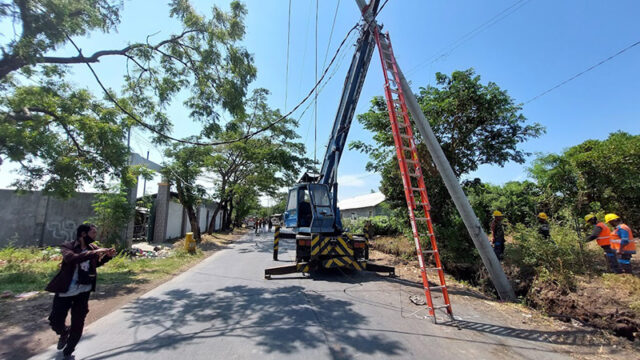 Tiang Listrik Hampir Roboh, Jalan Lingkar Utara Kota Probolinggo Tutup Total