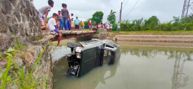 Tak Ada Pagar Pembatas, Mobil Kijang Nyebur ke Sungai di Jember