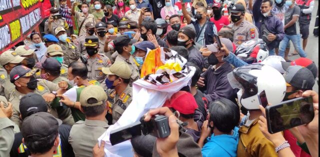 Puluhan PKL di Kediri Unjuk Rasa, Tantang Duel Satpol PP