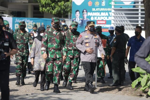 Panglima TNI dan Kapolri Pantau Vaksinasi Massal di banyuwangi