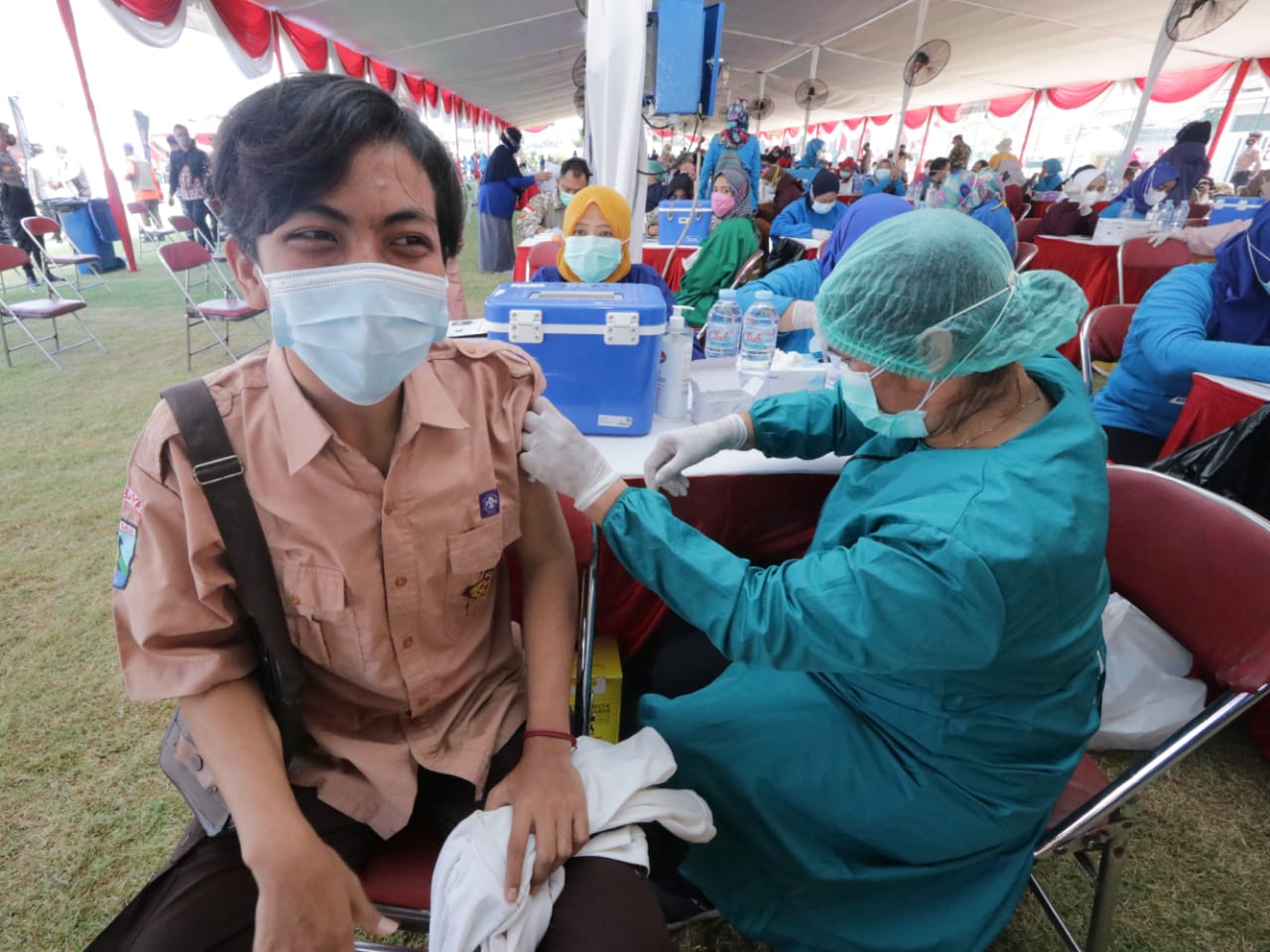 Vaksinasi Pelajar di Surabaya Terus Digencarkan, Panglima TNI; Semoga Ekonomi Segera Lancar