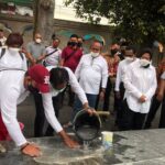 Datang ke Blitar, Mensos Risma Bersih-bersih Makam Bung Karno