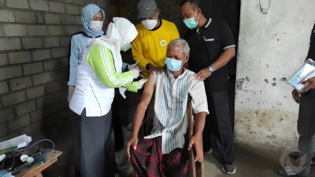 Puskesmas Sambi Kabupaten Kediri Lakukan  Vaksinasi Disabilitas Door to Door