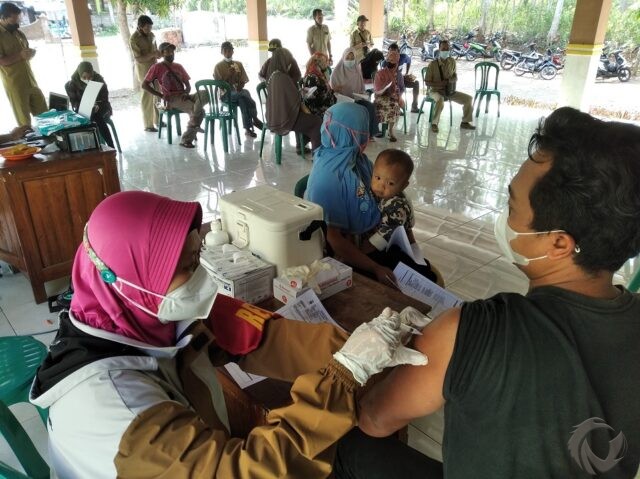 RS Bhayangkara Gelar Vaksinasi di Wilayah Antivaksin di Bondowoso