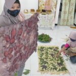 Tekuni Usaha Batik Ecoprint, Ibu Rumah Tangga di Kediri Mampu Bantu Ekonomi Keluarga