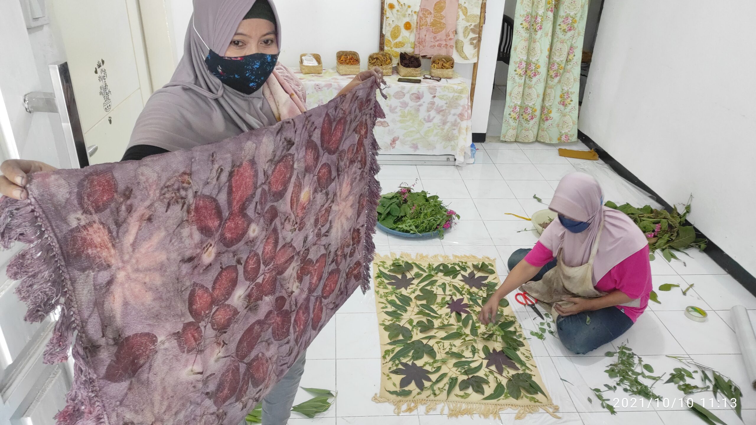 Tekuni Usaha Batik Ecoprint, Ibu Rumah Tangga di Kediri Mampu Bantu Ekonomi Keluarga