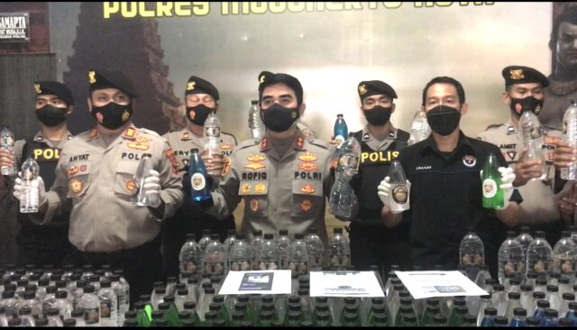 Polres Mojokerto Bongkar Bisnis Arak Bali Secara Online, Ratusan Botol Diamankan