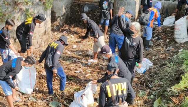 Antisipasi Musim Hujan, Relawan di Kediri Bersih-bersih Sampah Sungai