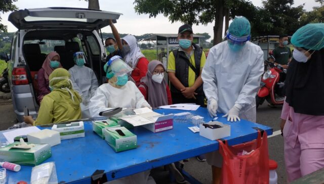 Petugas Lakukan Tes Swab Gratis Pada Pengunjung Tak Bermasker di Simpang Lima Gumul  Kediri